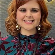 Profesional con conocimientos de lengua de signos y adaptaciones para personas con discapacidad o dificultades en el aprendizaje.